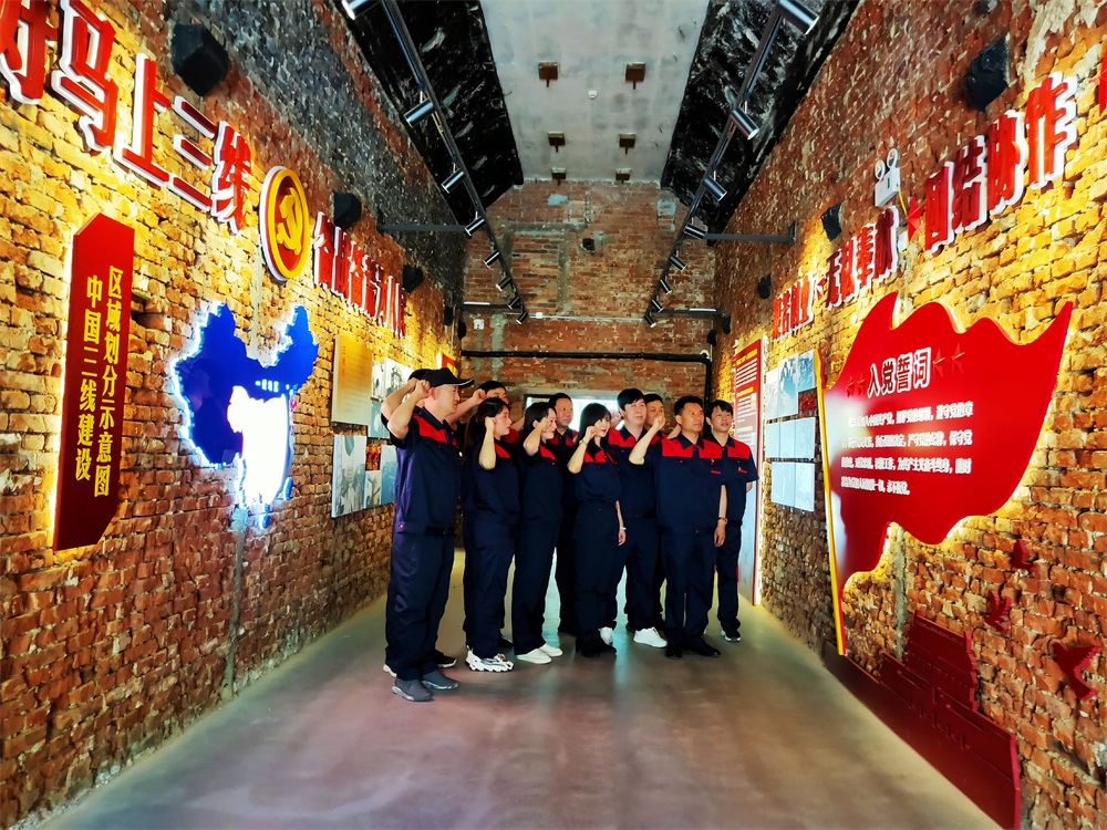 2021年，红色基地开展党员春训，重温入党誓词牢记初心